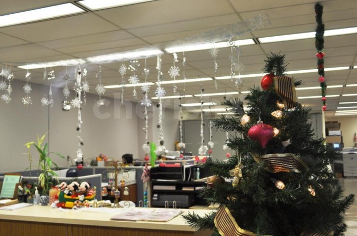 How to decorate bay in office for christmas